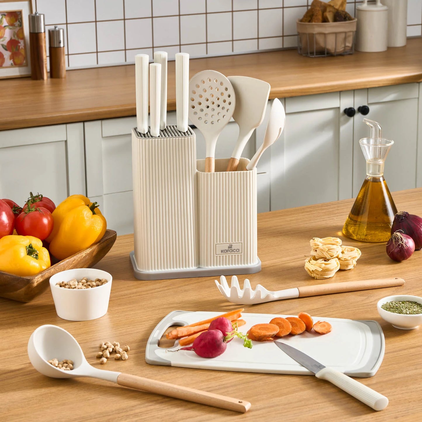 Karaca Massimo Messer, Servierbesteck und Schneidebrett-Set, Creme