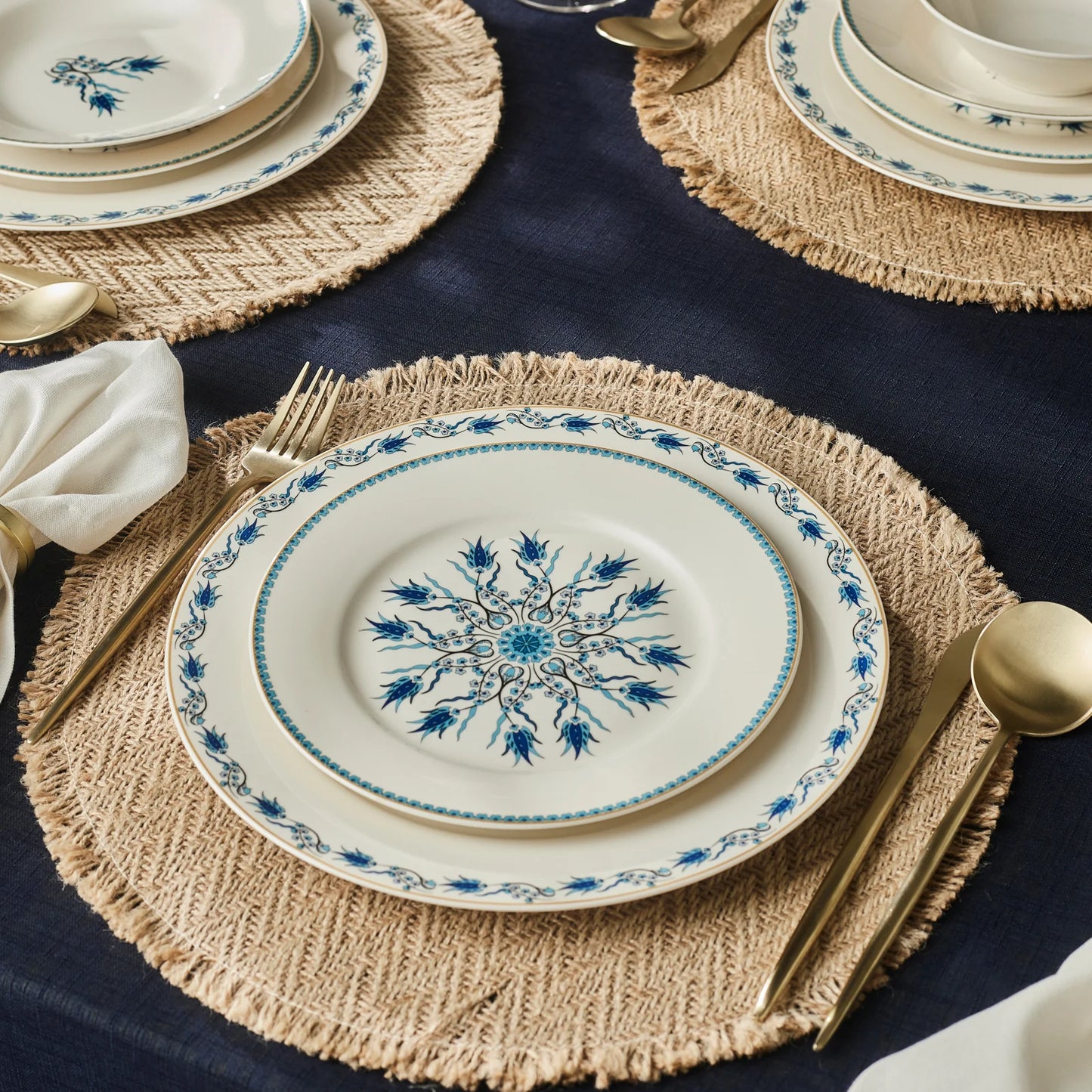 Karaca Forever Bone China Iznik 24-teiliges Tafelservice für 6 Personen, Mehrfarbig