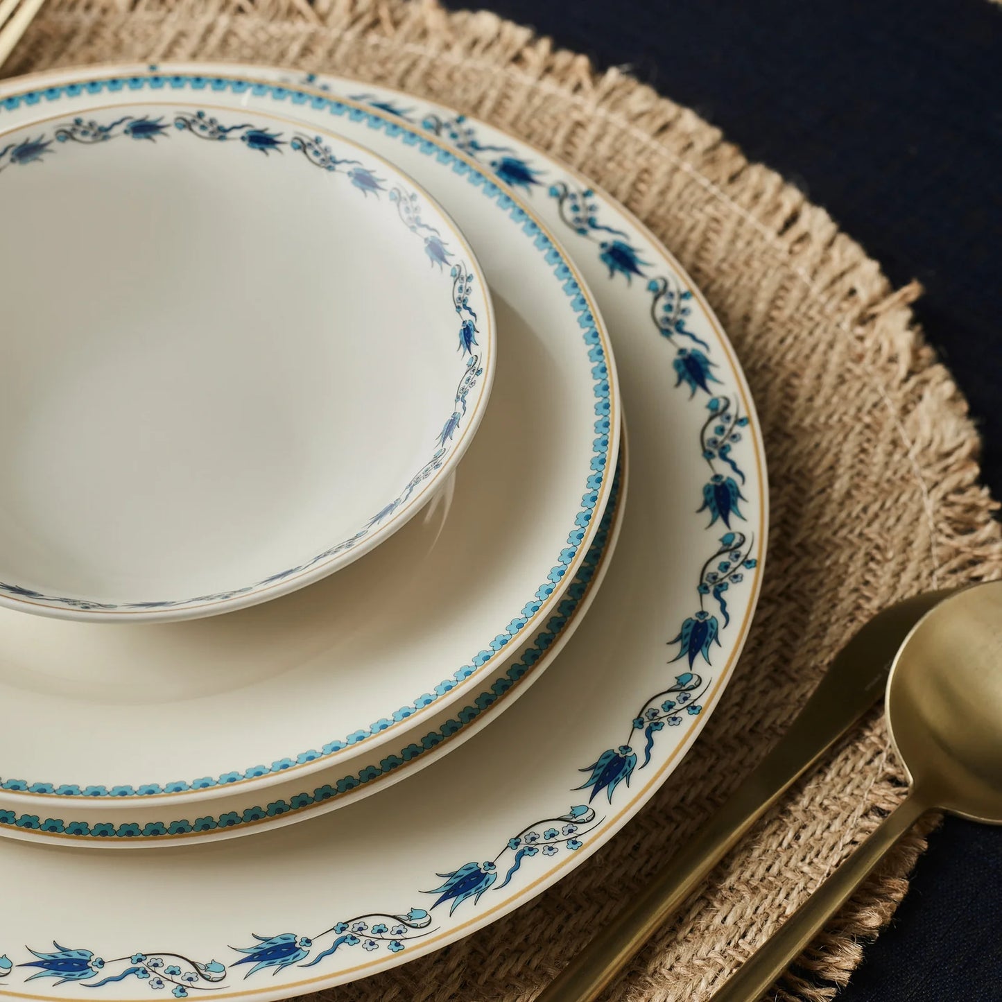 Karaca Forever Bone China Iznik 24-teiliges Tafelservice für 6 Personen, Mehrfarbig