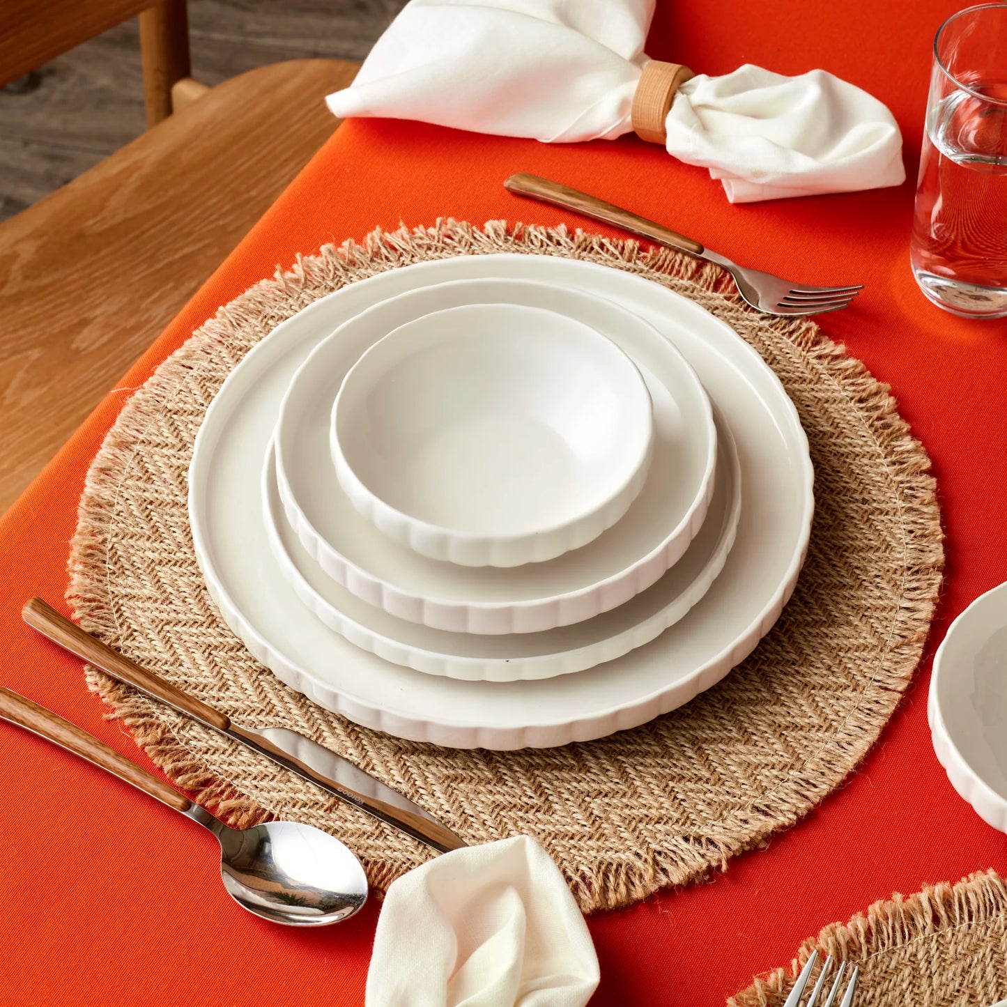Karaca Stream Bone China Pumpkin 24-teiliges Tafelservice für 6 Personen, Weiß