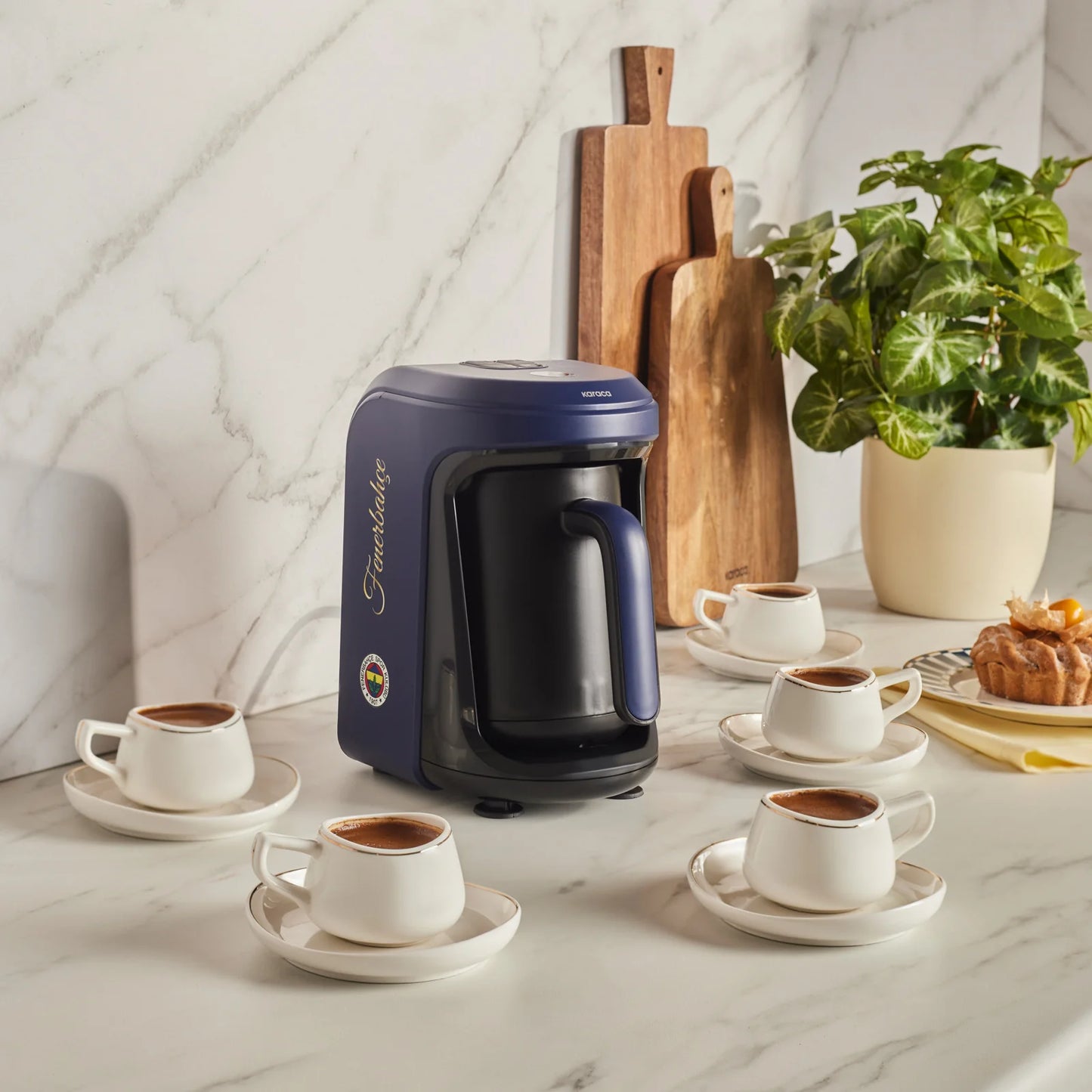 Karaca x Fenerbahçe Lizenzierte Hatır Hüps Türkische Kaffeemaschine mit Milchfunktion und Vereinshymne
