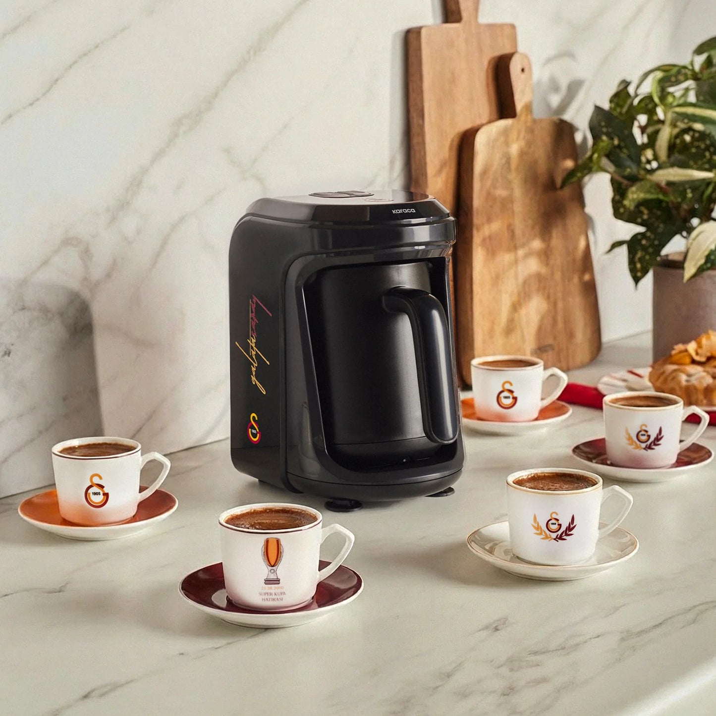 Karaca x Galatasaray Lizenzierte Hatır Hüps Türkische Kaffeemaschine mit Milchfunktion und Vereinshymne