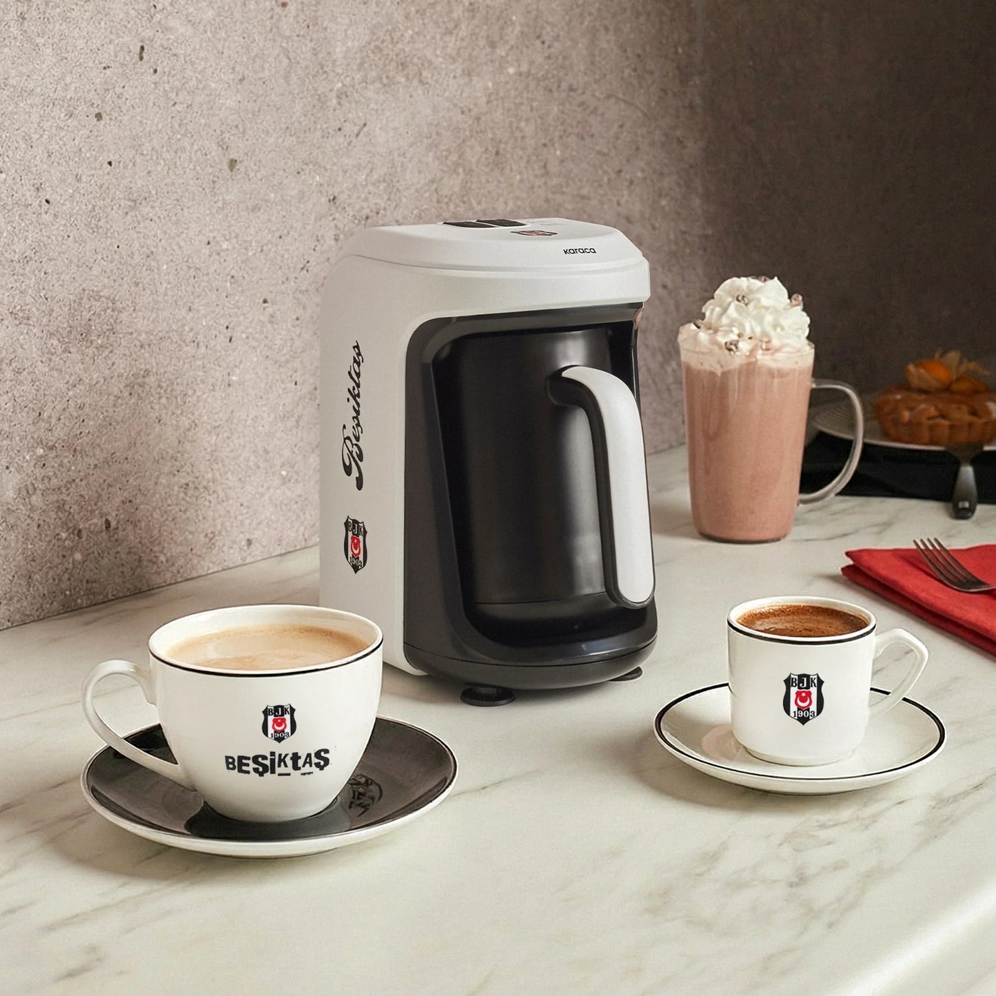 Karaca x Beşiktaş Lizenzierte Hatır Hüps Türkische Kaffeemaschine mit Milchfunktion und Vereinshymne