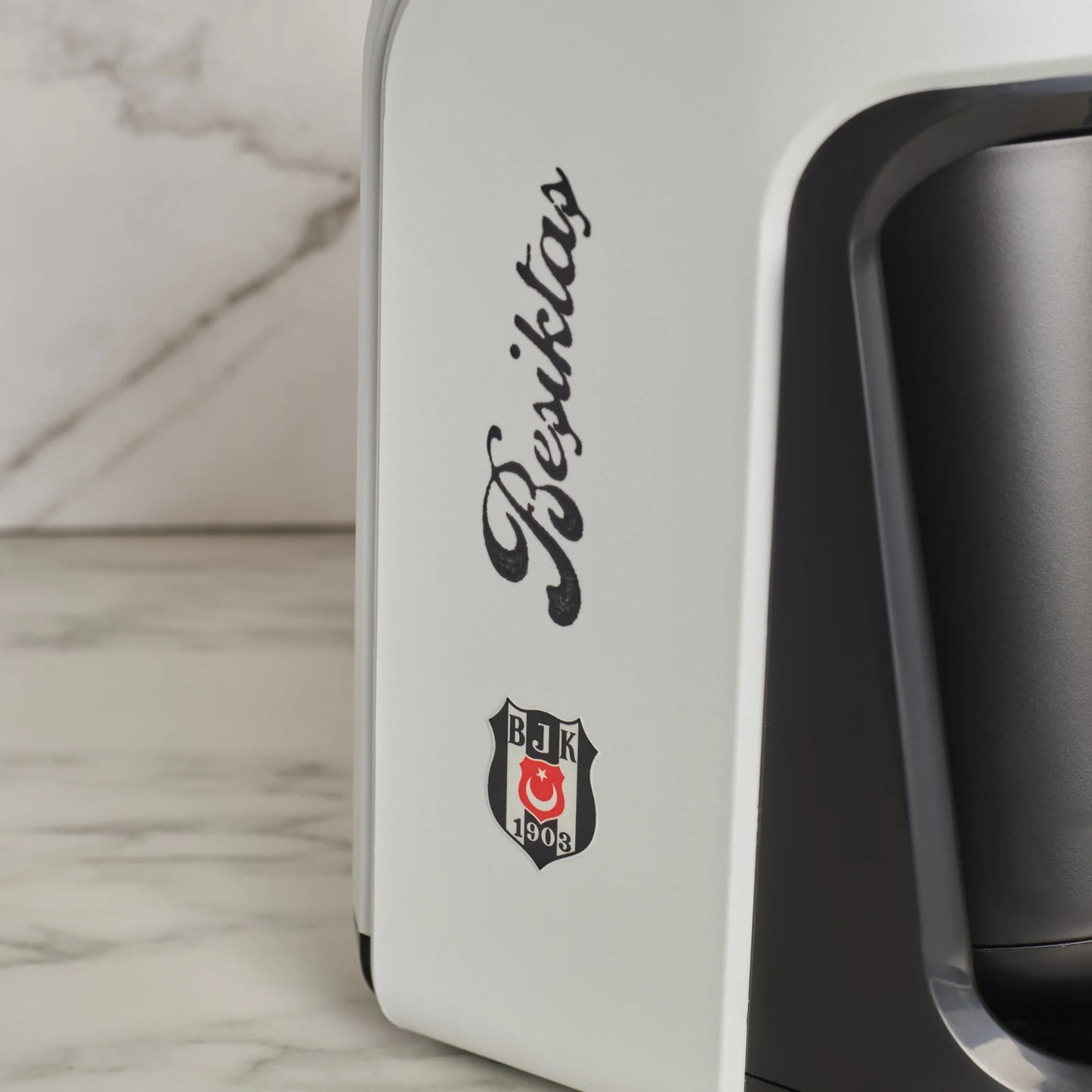 Karaca x Beşiktaş Lizenzierte Hatır Hüps Türkische Kaffeemaschine mit Milchfunktion und Vereinshymne