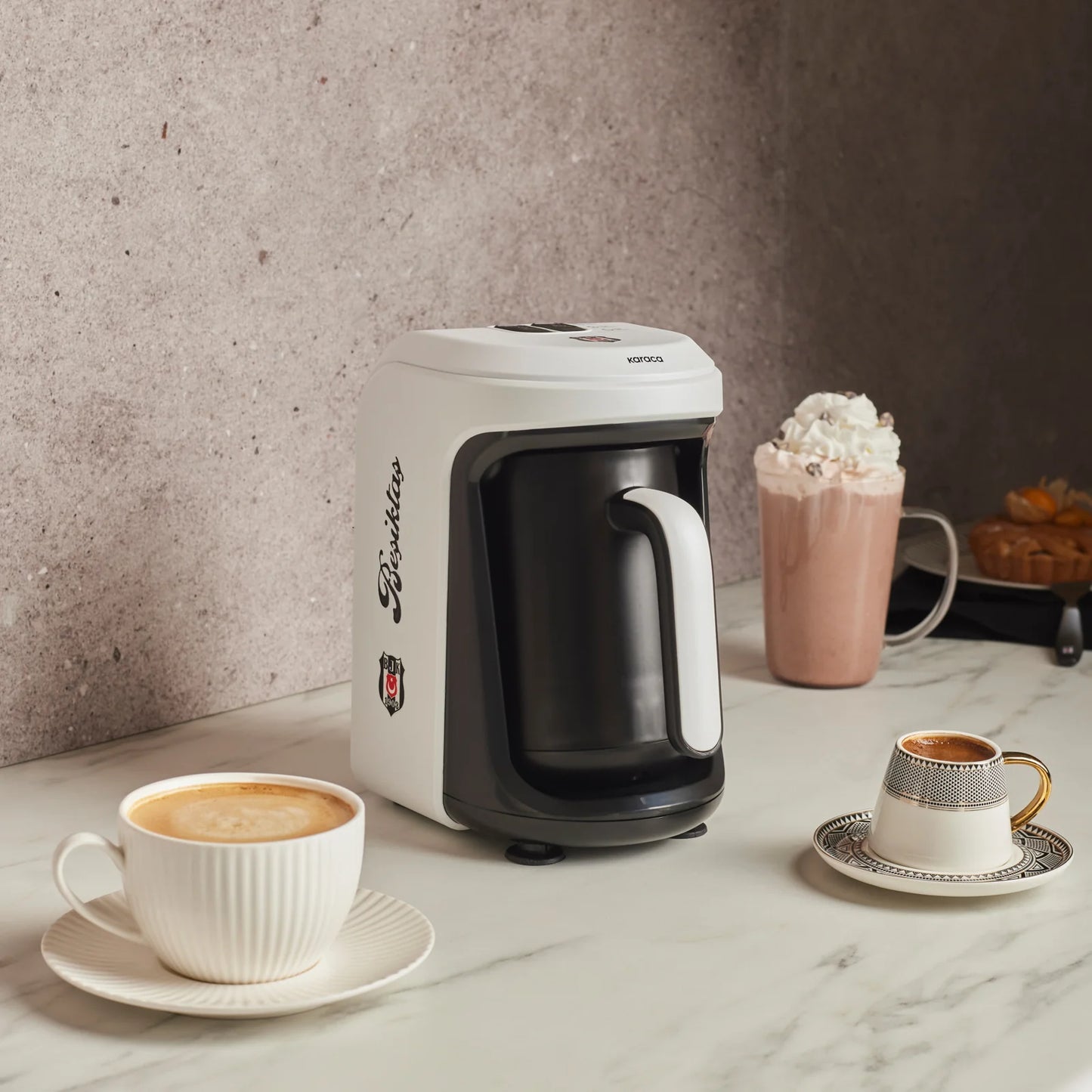Karaca x Beşiktaş Lizenzierte Hatır Hüps Türkische Kaffeemaschine mit Milchfunktion und Vereinshymne