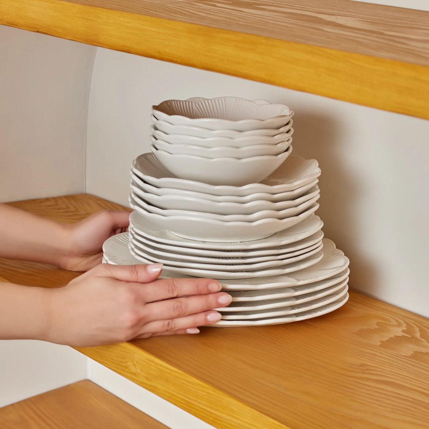 Karaca Bloom 24-teiliges Bone China Tafelservice für 6 Personen, Weiß