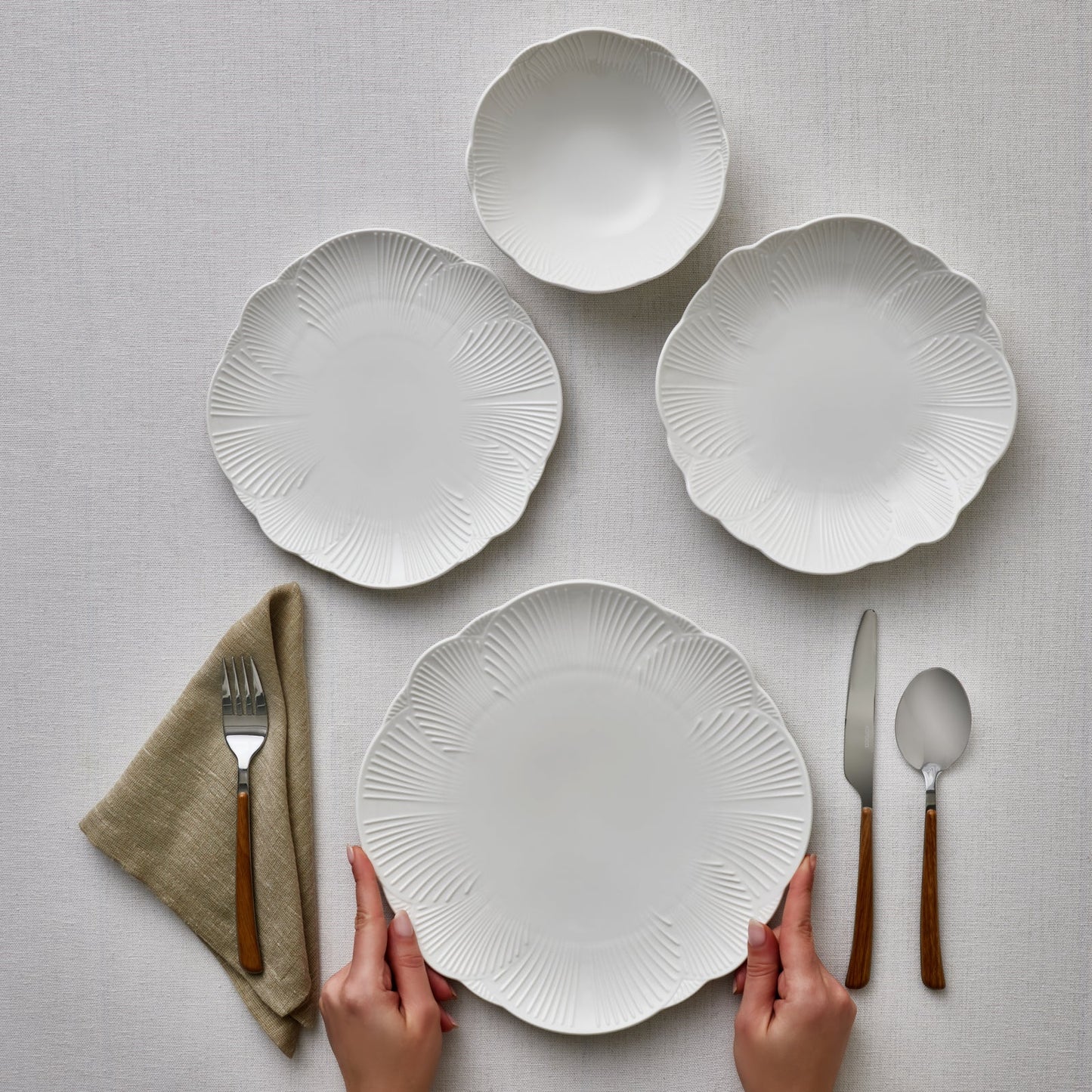 Karaca Bloom 24-teiliges Bone China Tafelservice für 6 Personen, Weiß